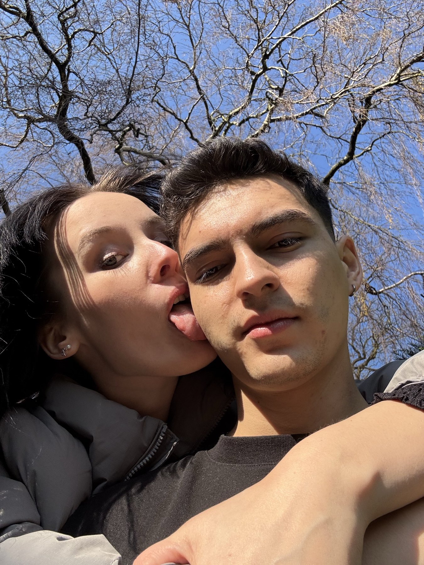 Un beso al aire libre