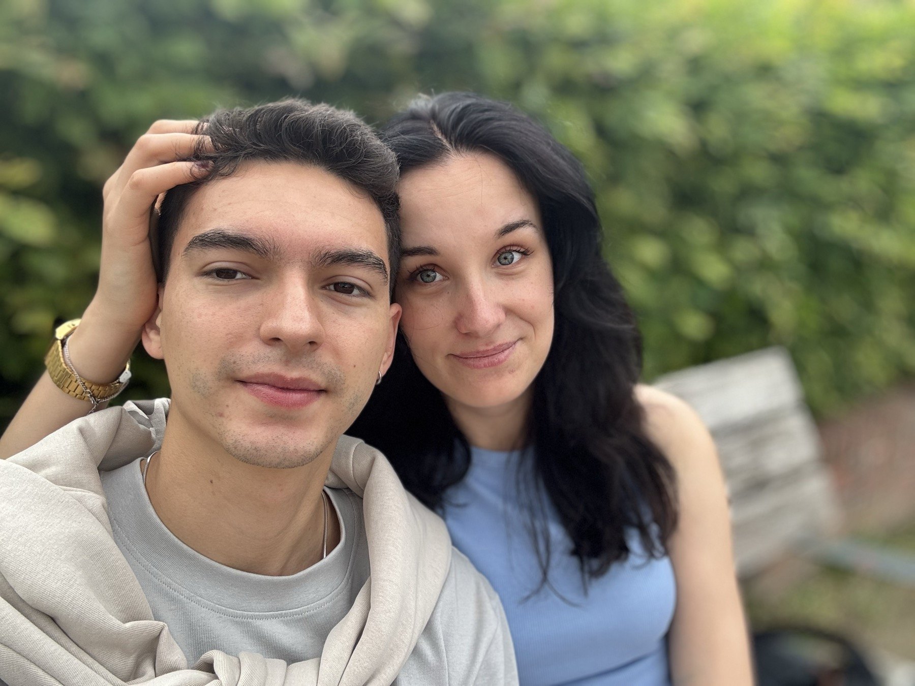 Juan y Bubi juntos al aire libre