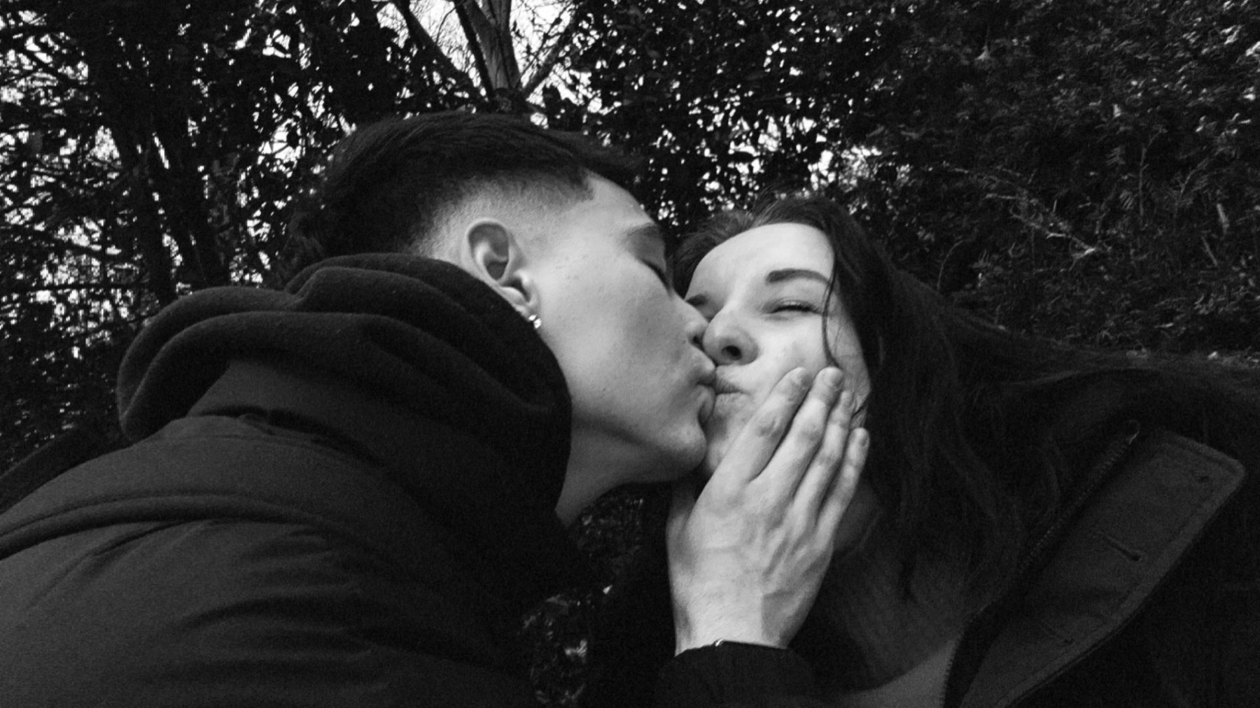 Un beso en blanco y negro