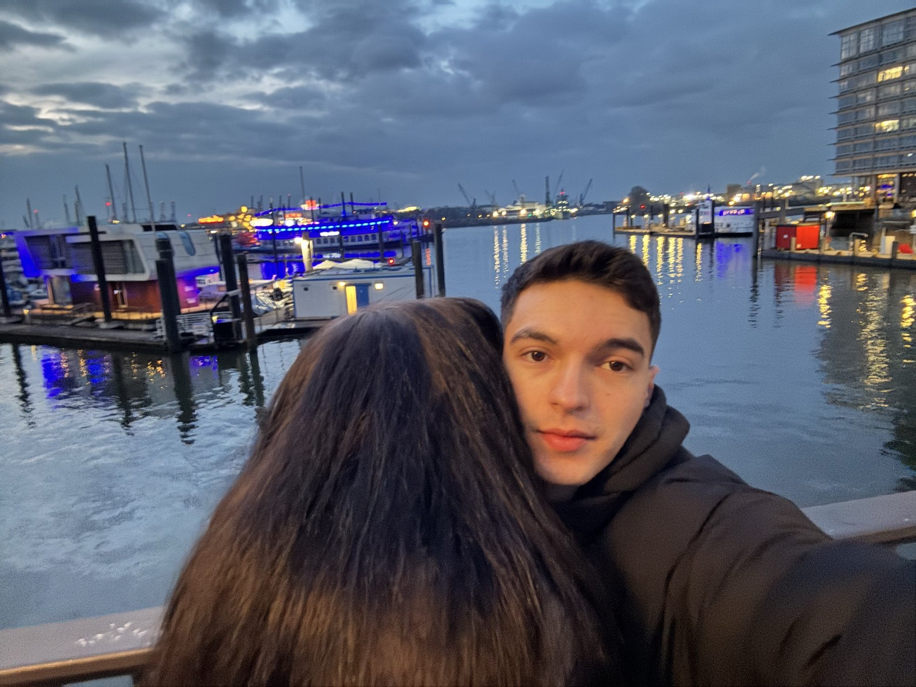 Un abrazo junto al agua