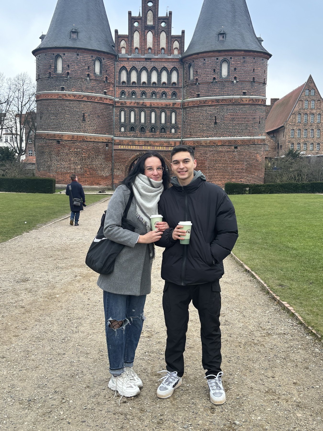 Los dos ante una puerta histórica