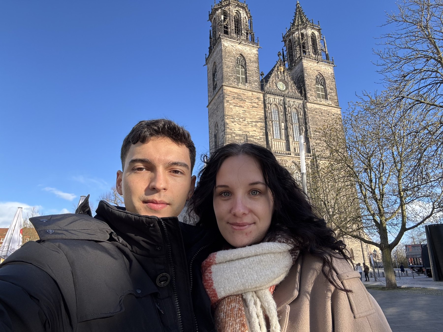 Juntos frente a una iglesia